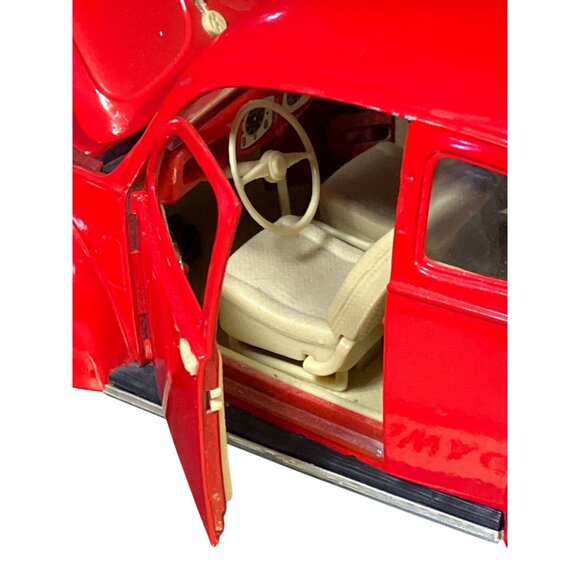 Maisto 1951 Volkswagen Beetle Die-Cast Model Car In Red On Plastic Base - Picture 3 of 15